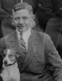 Ernst Friedrich Hölscher mit seinem Hund Tempo 1928.